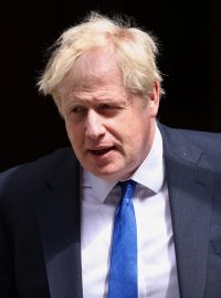 Boris Johnson vycházející z Downing Street 10