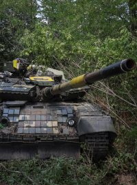Ukrajinský tank nedaleko válečné linie v Donbasu
