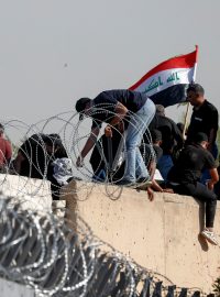Příznivci iráckého populistického vůdce Muktady Sadra protestují proti jeho rozhodnutí odejít z politiky