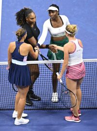Sestry Serena a Venus Williamsovy si podávají ruce s českými tenistkami Lucií Hradeckou a Lindou Noskovou