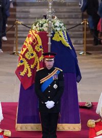 Osm vnoučat zesnulé královny Alžběty II. drželo v sobotu vigilii u její rakve - princové William a Harry - synové krále Karla III., Zara Tindallová a Peter Philips - děti princezny Anne, princezny Beatrice a Eugenie - dcery prince Andrewa, Louise a James - děti prince Edwarda