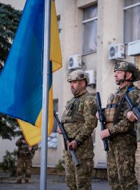Ukrajinští vojáci během ceremoniálu vztyčování vlajky v Lymanu, městě, které se jim v uplynulých dnech povedlo získat zpět od ruské armády