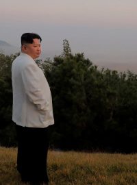 Severokorejský vůdce Kim Čong-un dohlíží na odpálení rakety na neznámém místě v Severní Koreji