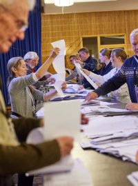 Sčítání hlasů při dánských parlamentních volbách.