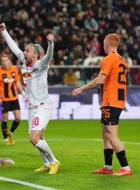 Fotbalisté Lipska se radují z gólu do sítě Šachtaru Doněck