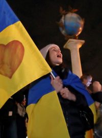 Lidé v Kyjevě oslavovali ústup ruských vojsk z Chersonu a jeho následné převzetí ukrajinskou armádou do nočních hodin