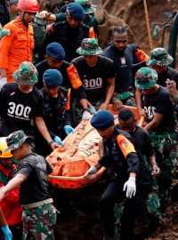 Záchranáři přenášejí těla obětí ze sesunu půdy, který způsobilo zemětřesení v indonéské provincii Západní Jáva