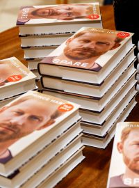Autobiografie britského prince Harryho je pro čtenáře obrovským lákadlem a prodeje trhají rekordy