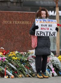 Květiny pokládají lidé i u pomníku básnířky známé pod pseudonymem Lesja Ukrajinka v Moskvě
