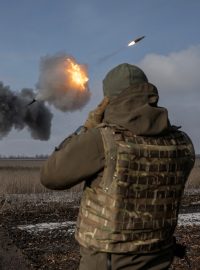 Ukrajinští dělostřelci pálí poblíž Bachmutu