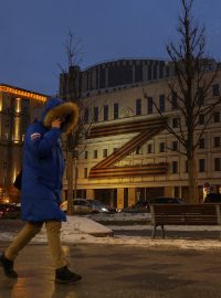 Budova divadla v Moskvě se symbolem „Z“, který využívají podpůrci ruské invaze na Ukrajině