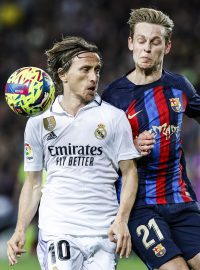 Luka Modrić z Realu Madrid v souboji s Frenkiem De Jongem z Barcelony