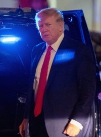 Donald Trump přijíždí do Trump Tower den poté, co ho FBI přepadla v sídle v Palm Beach
