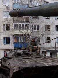 Ukrajinský voják sedí na bojovém vozidlu pěchoty nedaleko Bachmutu