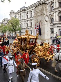 Král a královna cestovali z opatství v tradičním Zlatém státním kočáře, který je nedílnou součástí královských korunovací už od roku 1831