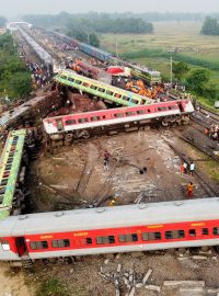 Při železniční nehodě v Indii zemřelo několik stovek lidí