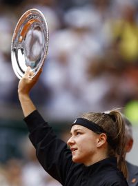 Karolína Muchová s trofejí pro druhé místo na French Open