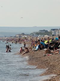 Lidé si užívají počasí na pláži v Seafordu, teplota o druhém červnovém víkendu v některých částech Spojeného království dosáhla na 30 °C