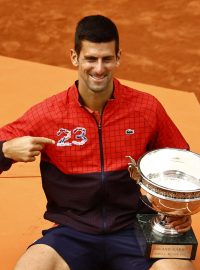 Novak Djoković s trofejí Roland Garros