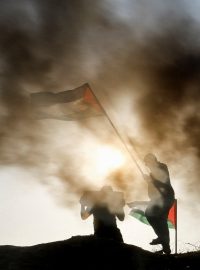 Palestinci protestují proti náletu izraelské armády v Jeninu v Khan Younis