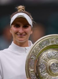 Markéta Vondroušová s talířem pro vítězku Wimbledonu