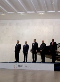 Lídři zemí BRICS včetně ruského prezidenta Vladimira Putina a jihoafrického prezidenta Cyrila Ramaphosy pózují při příjezdu na summit BRICS v Brasílii v roce 2019