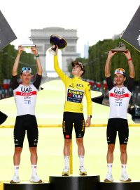 Tři nejlepší jezdci letošní Tour de France. Z obhajoby titulu se radoval dánský cyklista Jonas Vingegaard