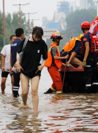 Silné deště způsobené tajfunem Doksuri a záplavy v Pekingu