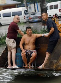 Tajfun Doksuri přinesl záplavy i do města Zhuozhou v provincii Che-pej