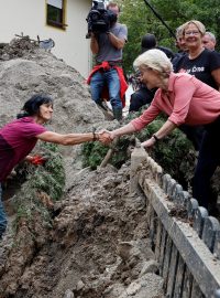 Předsedkyně von der Leyenová navštívila silně poničenou obec Črna na Koroškem