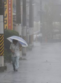 Bouře zasáhla Japonsko v době oslav buddhistického svátku Obon