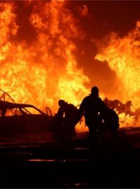 Požár po výbuchu u benzínové stanice v dagestánské Machačkale