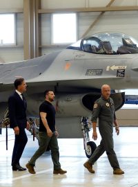 Ukrajinský prezident Volodymyr Zelenskyj a nizozemský premiér v demisi Mark Rutte na základně v Eindhovenu u stíhačky F-16