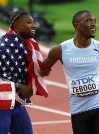 Dva nejrychlejší sprinteři letošního mistrovství světa. (Vlevo) šampion Noah Lyles a stříbrný Letsile Tebogo