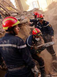 Práce záchranářů po zemětřesení v Maroku, na fotografii malé město Amizmiz
