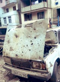 Zničená auta a budovy v Náhorním Karabachu