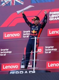 Max Verstappen z Red Bullu slaví na stupních vítězů trofej po vítězství ve Velké ceně Japonska spolu s druhým Lando Norrisem z McLarenu a třetím Oscarem Piastrim z McLarenu