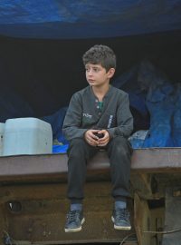 Chlapec sedí v nákladním autě a čeká na evakuaci z města Stěpanakert v Náhorním Karabachu