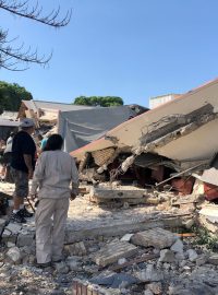 Záchranáři a dobrovolníci pracují na místě, kde se během nedělní mše v Ciudad Madero ve státě Tamaulipas v Mexiku zřítila střecha kostela. Na místě bylo devět obětí
