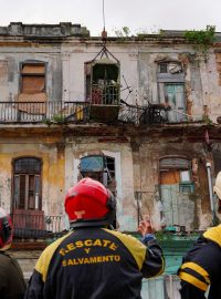Hasiči a záchranáři zasahují při zřícení domu v Havaně