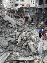 Palestinci stojí u trosek po izraelském útoku v Pásmu Gazy