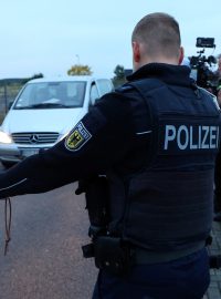 Německá spolková policie Bundespolizei je zachycena při hlídce na německo-polské hranici u Forstu.