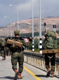Izraelští vojáci jdoucí po silnici poblíž izraelské hranice s Libanonem