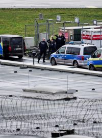 Policie už hodiny vyjednává s 35letým mužem, který na letišti v Hamburgu drží čtyřletou dceru jako rukojmí