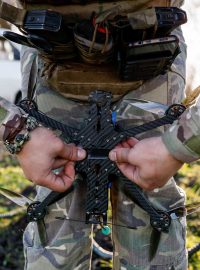 Voják 80. výsadkové brigády připravuje FPV-dron ke startu, Doněcká oblast