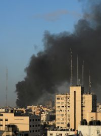 Stoupající dým při pokračující izraelské pozemní ofenzivě ve městě Gaza (ilustrační foto)