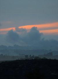 Kouř stoupající nad Gazou z pohledu z jižního Izraele