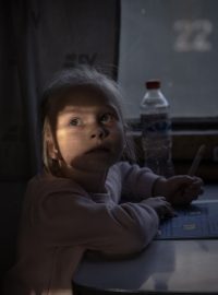 Ukrajinská dívka při evakuaci