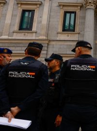Policisté před španělským parlamentem