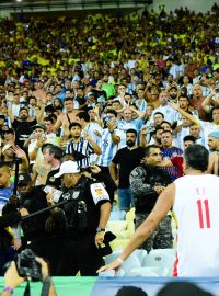 Bitka mezi argentinskými fanoušky vyústila v zatčení a zranění. Vojenská policie kontrolovala situaci a z tohoto důvodu odložila zápas mezi Brazílií a Argentinou